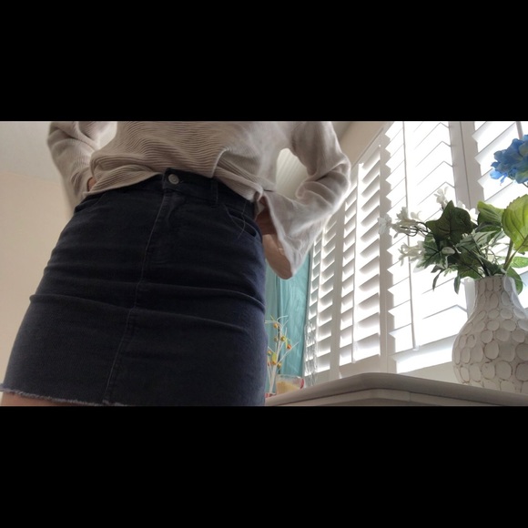 Brandy Melville navy skirt - Picture 3 of 6